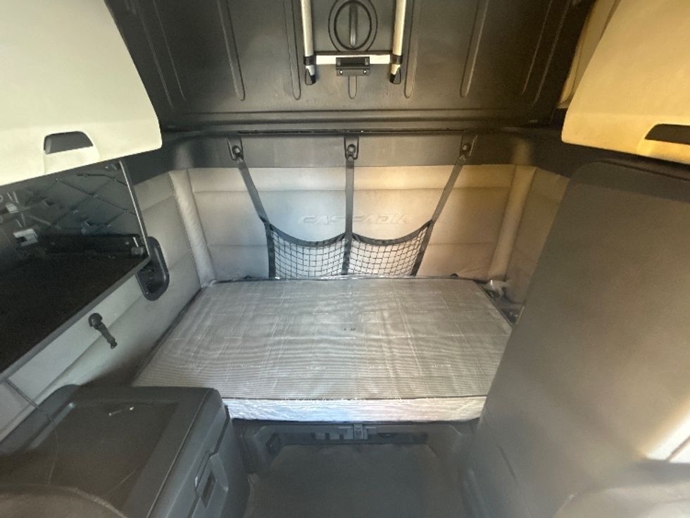 Sleeper Tractor-Heavy Duty Tractors-Freightliner-2019-T12664ST-Springfield-MO-472,900\n\t\tmiles-$ 63,000 - Image 15