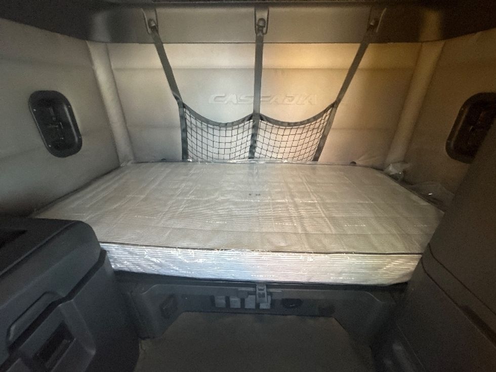 Sleeper Tractor-Heavy Duty Tractors-Freightliner-2019-T12664ST-Springfield-MO-472,900\n\t\tmiles-$ 63,000 - Image 16