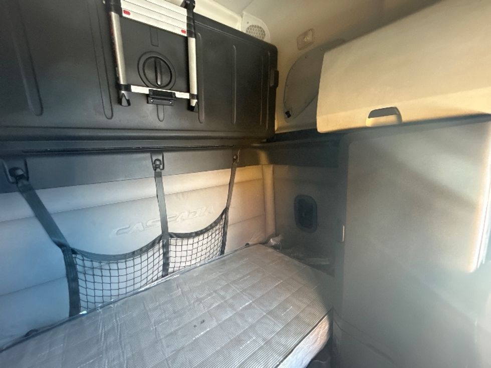 Sleeper Tractor-Heavy Duty Tractors-Freightliner-2019-T12664ST-Springfield-MO-472,900\n\t\tmiles-$ 63,000 - Image 17