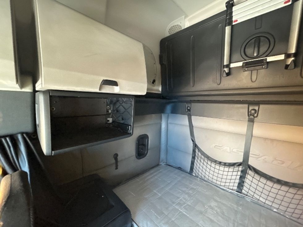 Sleeper Tractor-Heavy Duty Tractors-Freightliner-2019-T12664ST-Springfield-MO-472,900\n\t\tmiles-$ 63,000 - Image 18