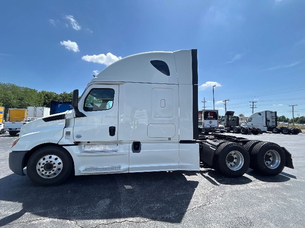 Sleeper Tractor-Heavy Duty Tractors-Freightliner-2019-T12664ST-Springfield-MO-472,900\n\t\tmiles-$ 63,000 - Image 4