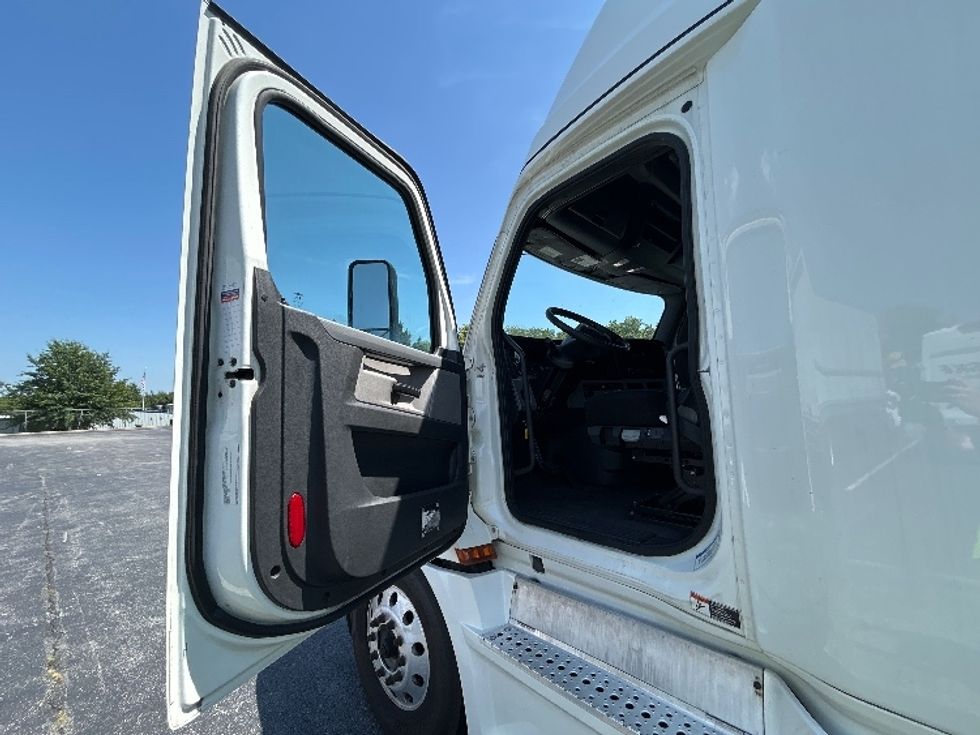 Sleeper Tractor-Heavy Duty Tractors-Freightliner-2019-T12664ST-Springfield-MO-472,900\n\t\tmiles-$ 63,000 - Image 9