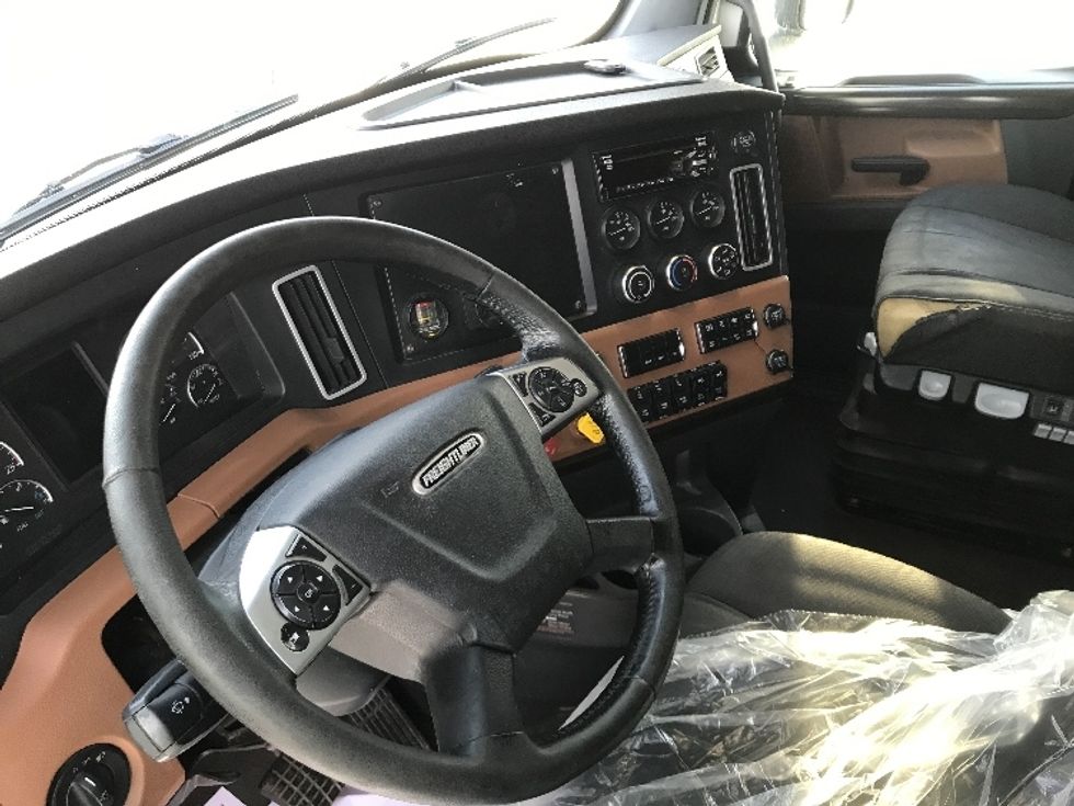 Sleeper Tractor-Heavy Duty Tractors-Freightliner-2019-T12664ST-Ste-Foy-PQ-965,061\n\t\tkm-$ 34,500 - Image 10