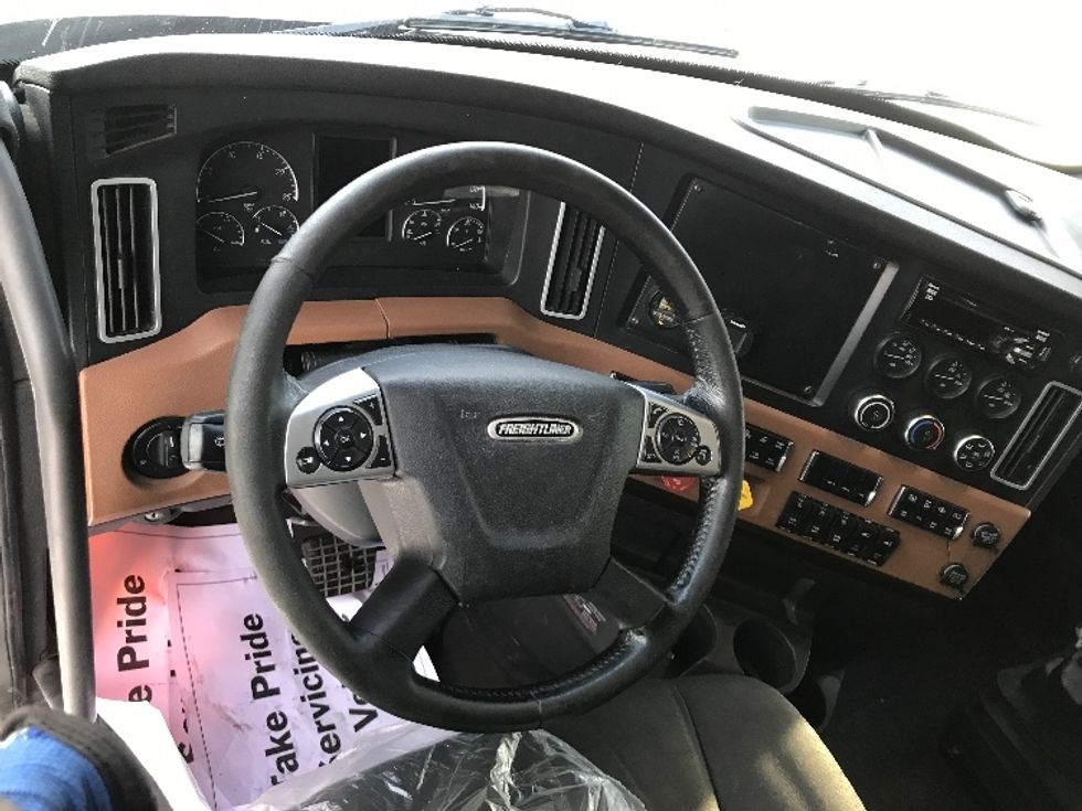 Sleeper Tractor-Heavy Duty Tractors-Freightliner-2019-T12664ST-Ste-Foy-PQ-965,061\n\t\tkm-$ 34,500 - Image 11