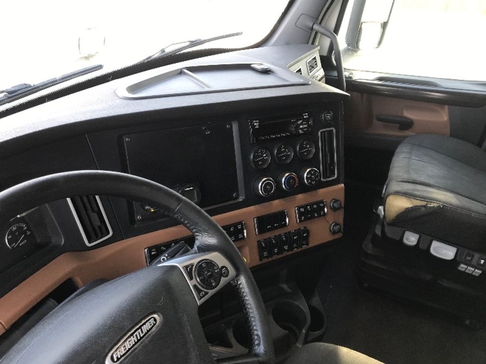 Sleeper Tractor-Heavy Duty Tractors-Freightliner-2019-T12664ST-Ste-Foy-PQ-965,061\n\t\tkm-$ 34,500 - Image 12
