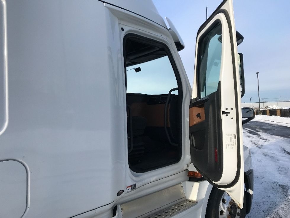 Sleeper Tractor-Heavy Duty Tractors-Freightliner-2019-T12664ST-Ste-Foy-PQ-965,061\n\t\tkm-$ 34,500 - Image 13