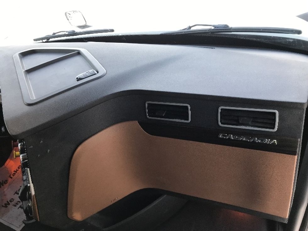 Sleeper Tractor-Heavy Duty Tractors-Freightliner-2019-T12664ST-Ste-Foy-PQ-965,061\n\t\tkm-$ 34,500 - Image 14