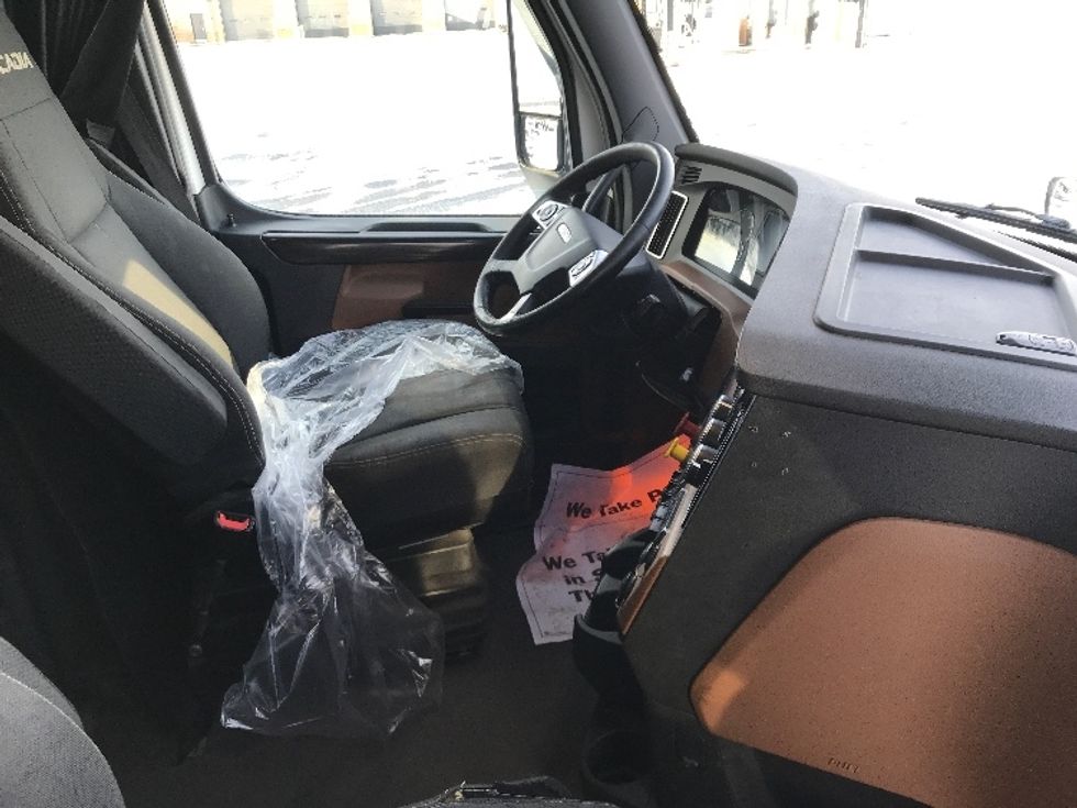 Sleeper Tractor-Heavy Duty Tractors-Freightliner-2019-T12664ST-Ste-Foy-PQ-965,061\n\t\tkm-$ 34,500 - Image 15