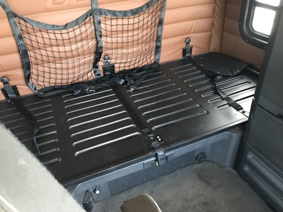 Sleeper Tractor-Heavy Duty Tractors-Freightliner-2019-T12664ST-Ste-Foy-PQ-965,061\n\t\tkm-$ 34,500 - Image 16