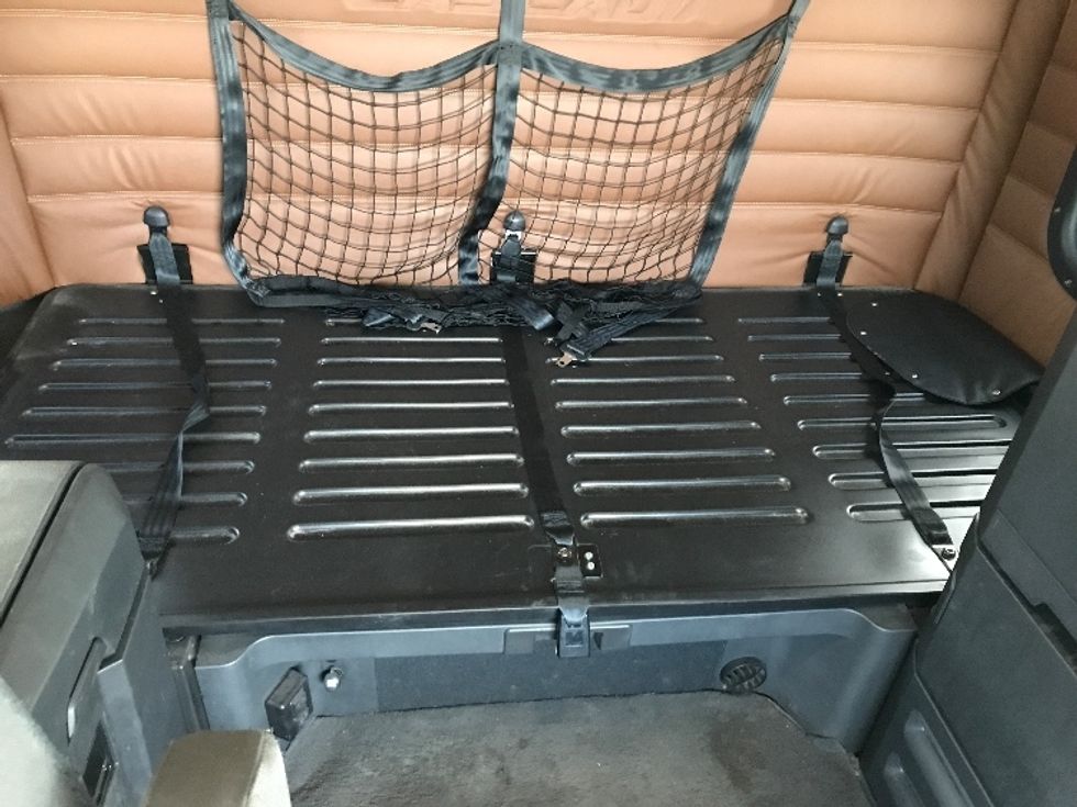 Sleeper Tractor-Heavy Duty Tractors-Freightliner-2019-T12664ST-Ste-Foy-PQ-965,061\n\t\tkm-$ 34,500 - Image 17