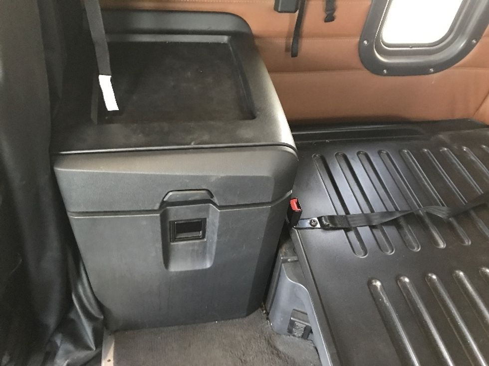 Sleeper Tractor-Heavy Duty Tractors-Freightliner-2019-T12664ST-Ste-Foy-PQ-965,061\n\t\tkm-$ 34,500 - Image 19