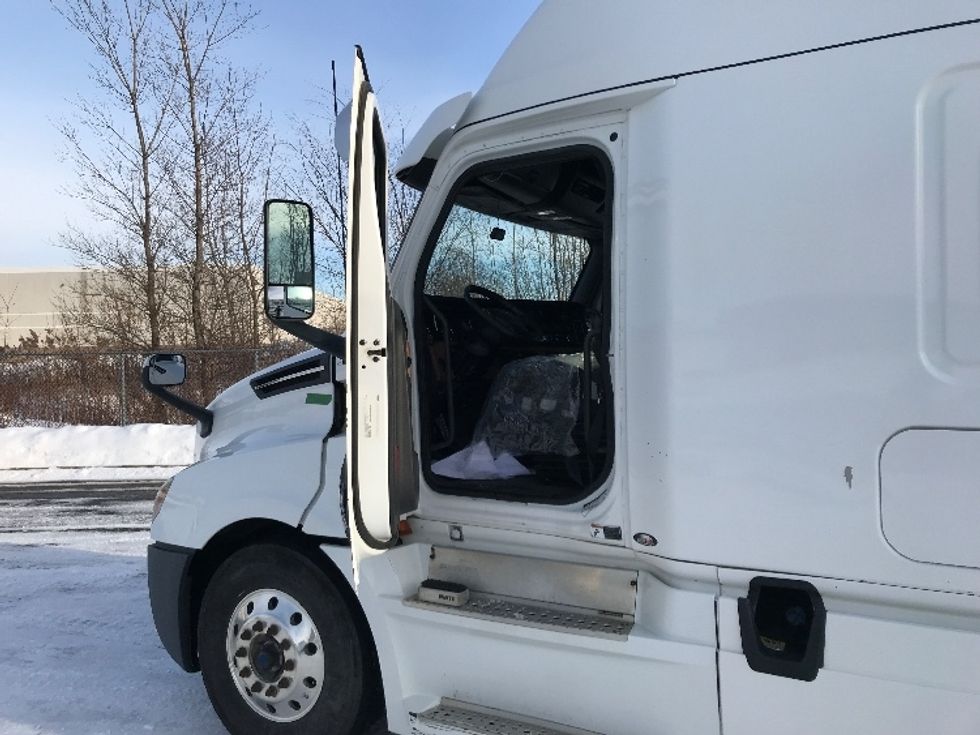 Sleeper Tractor-Heavy Duty Tractors-Freightliner-2019-T12664ST-Ste-Foy-PQ-965,061\n\t\tkm-$ 34,500 - Image 9