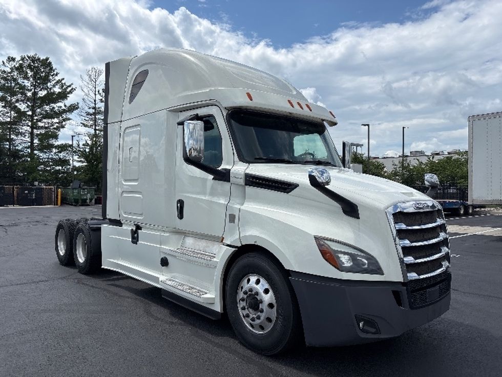 Sleeper Tractor-Heavy Duty Tractors-Freightliner-2019-T12664ST-Sterling-VA-747,367\n\t\tmiles-$ 44,750 - Image 1