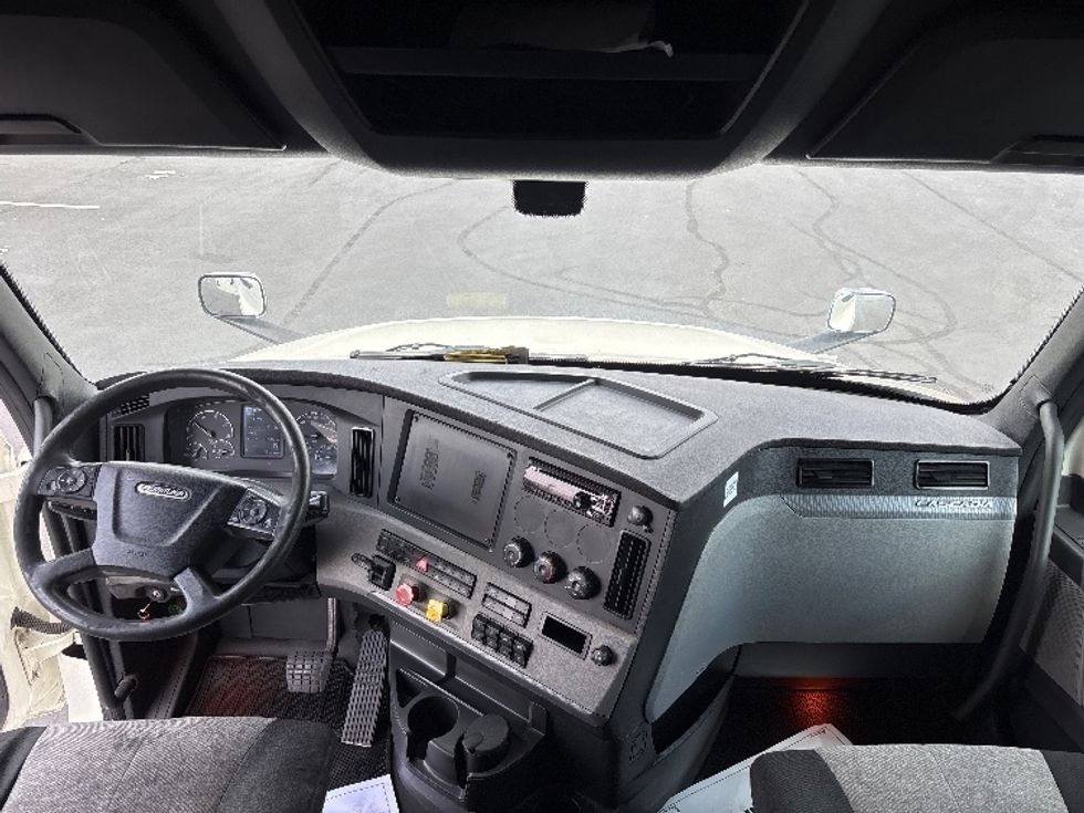 Sleeper Tractor-Heavy Duty Tractors-Freightliner-2019-T12664ST-Sterling-VA-747,367\n\t\tmiles-$ 44,750 - Image 12