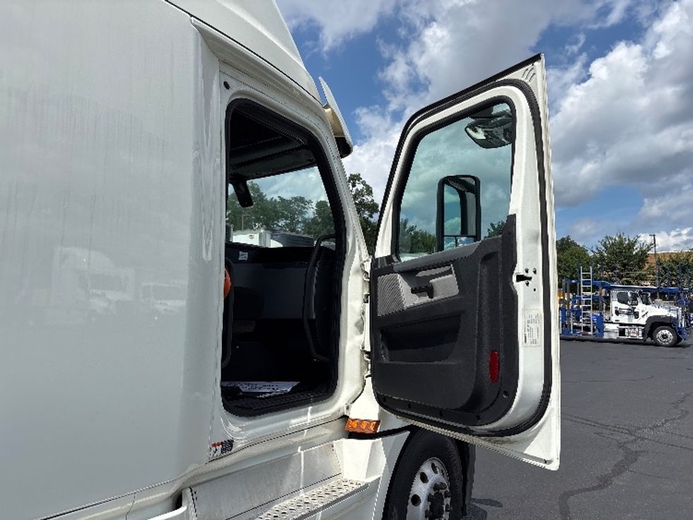 Sleeper Tractor-Heavy Duty Tractors-Freightliner-2019-T12664ST-Sterling-VA-747,367\n\t\tmiles-$ 44,750 - Image 13