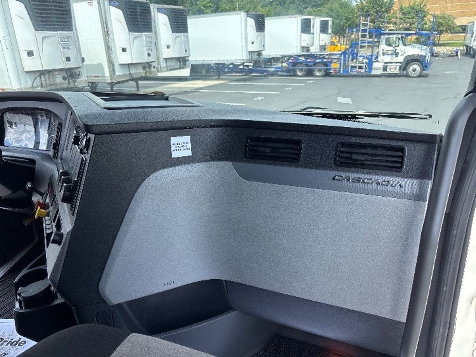 Sleeper Tractor-Heavy Duty Tractors-Freightliner-2019-T12664ST-Sterling-VA-747,367\n\t\tmiles-$ 44,750 - Image 14