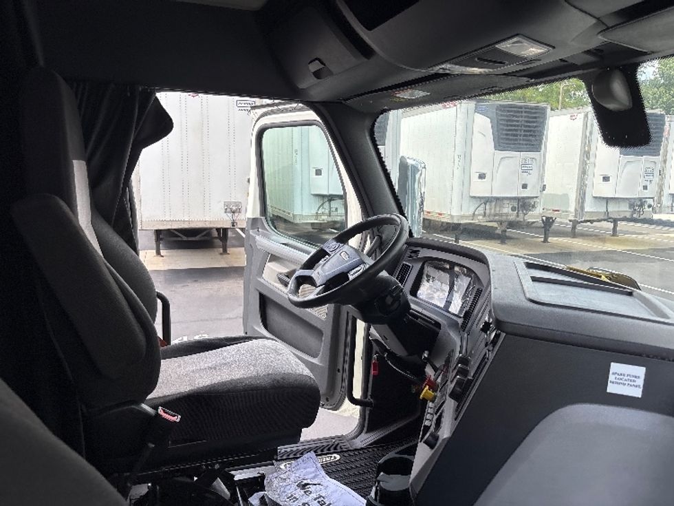 Sleeper Tractor-Heavy Duty Tractors-Freightliner-2019-T12664ST-Sterling-VA-747,367\n\t\tmiles-$ 44,750 - Image 15