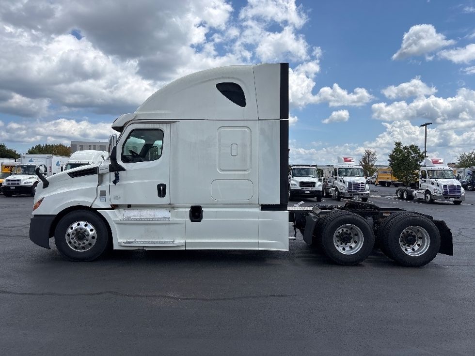 Sleeper Tractor-Heavy Duty Tractors-Freightliner-2019-T12664ST-Sterling-VA-747,367\n\t\tmiles-$ 44,750 - Image 4