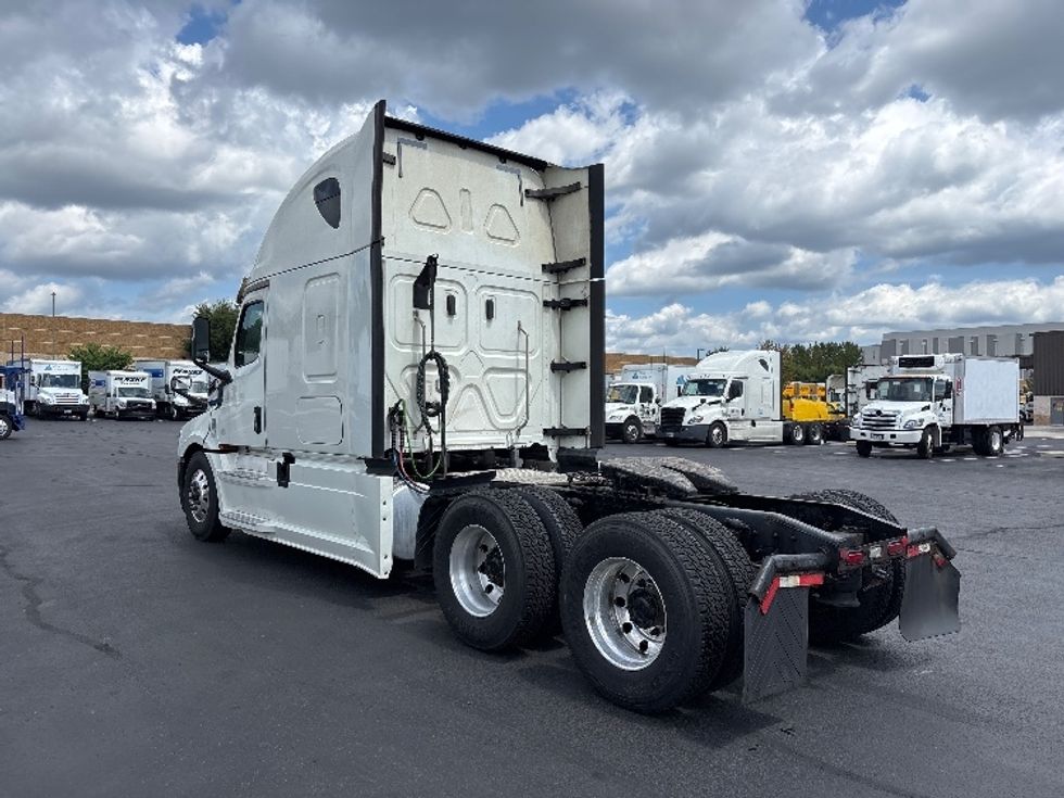 Sleeper Tractor-Heavy Duty Tractors-Freightliner-2019-T12664ST-Sterling-VA-747,367\n\t\tmiles-$ 44,750 - Image 5
