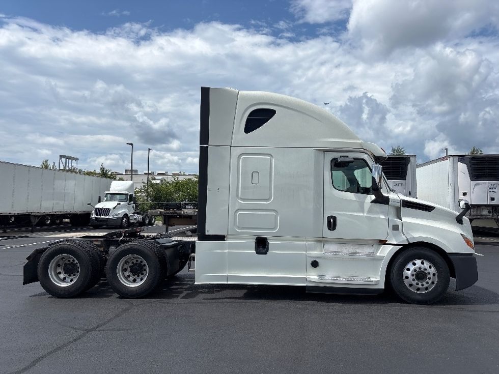 Sleeper Tractor-Heavy Duty Tractors-Freightliner-2019-T12664ST-Sterling-VA-747,367\n\t\tmiles-$ 44,750 - Image 8