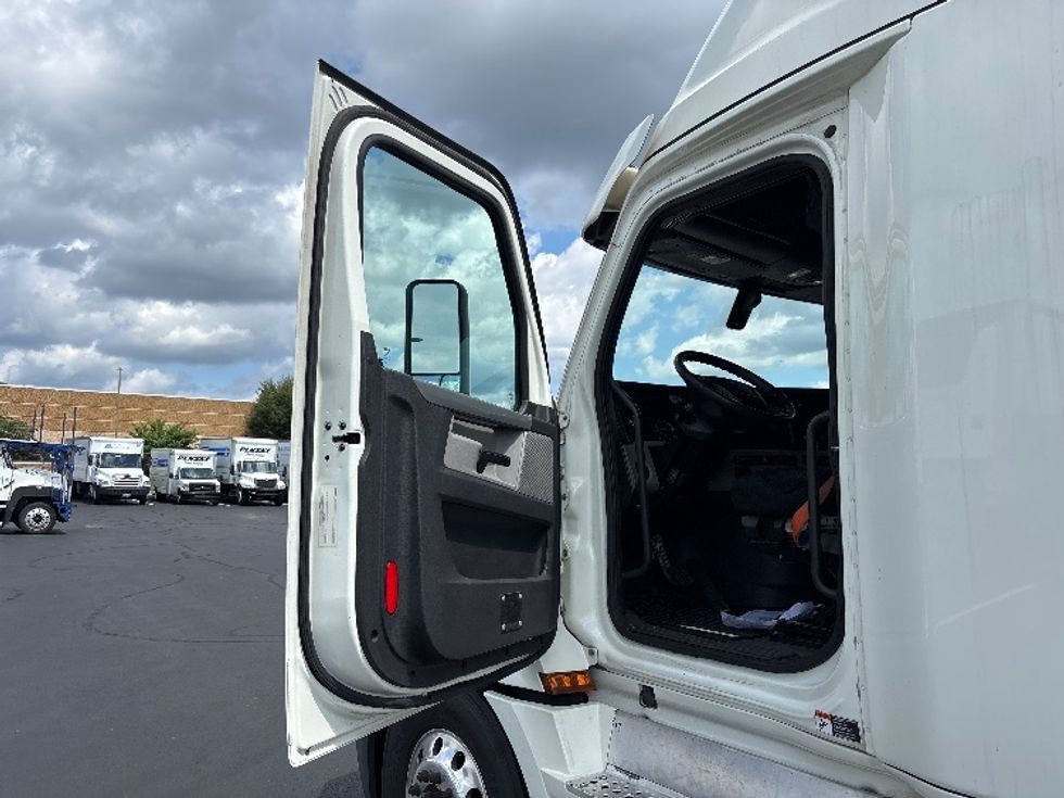 Sleeper Tractor-Heavy Duty Tractors-Freightliner-2019-T12664ST-Sterling-VA-747,367\n\t\tmiles-$ 44,750 - Image 9