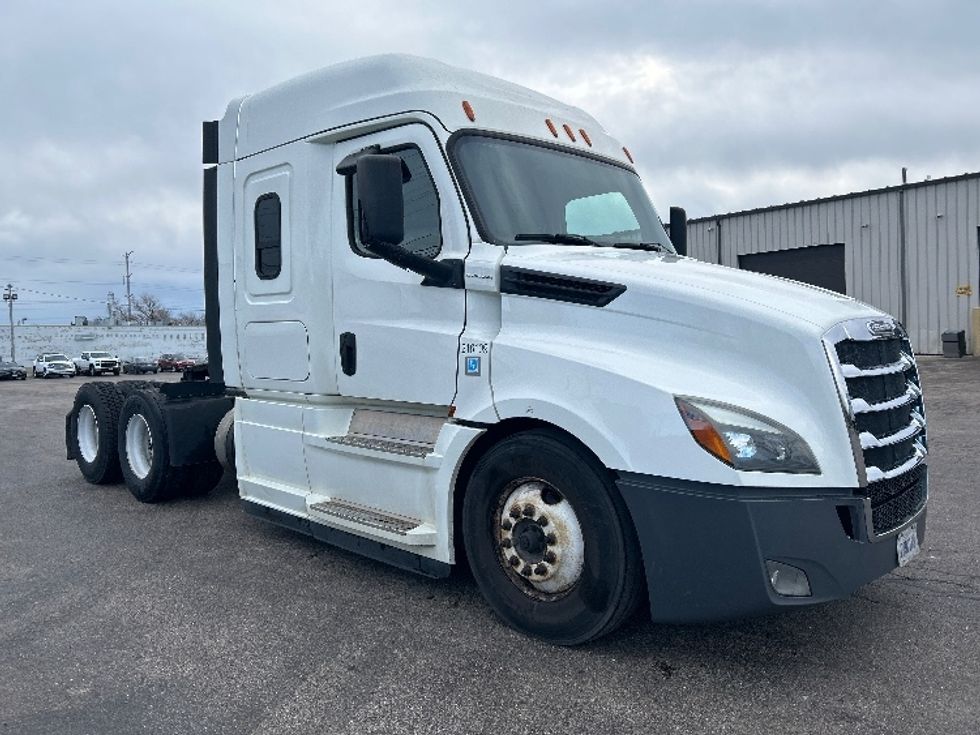 Sleeper Tractor-Heavy Duty Tractors-Freightliner-2019-T12664ST-Sturtevant-WI-479,686\n\t\tmiles-$ 48,000 - Image 1