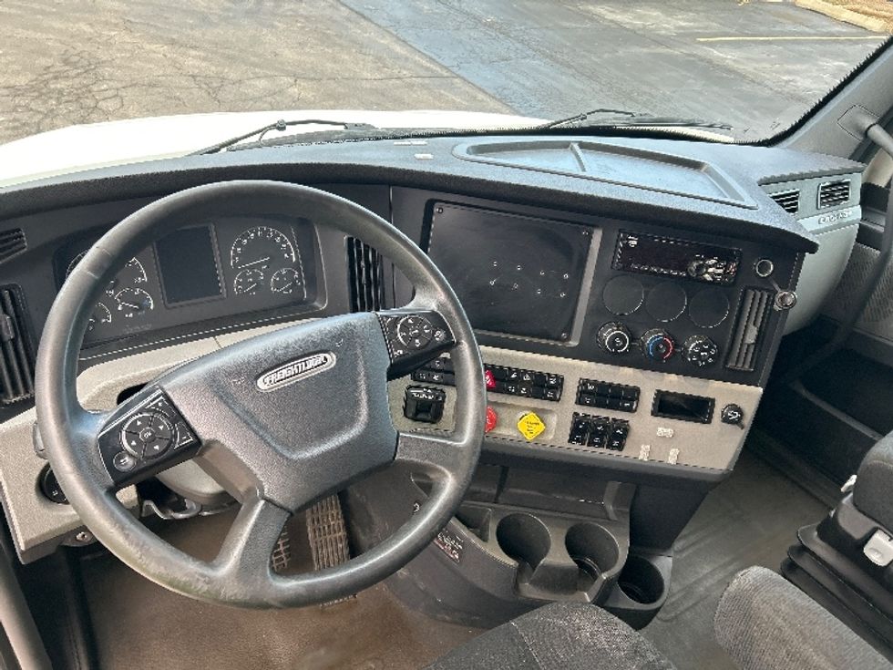 Sleeper Tractor-Heavy Duty Tractors-Freightliner-2019-T12664ST-Sturtevant-WI-479,686\n\t\tmiles-$ 48,000 - Image 10