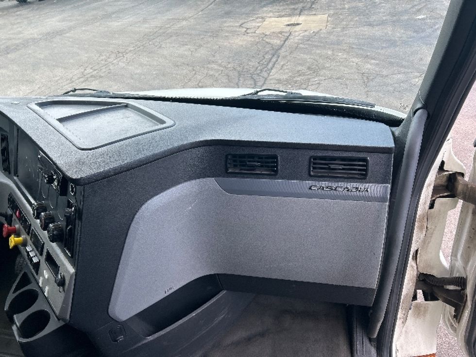 Sleeper Tractor-Heavy Duty Tractors-Freightliner-2019-T12664ST-Sturtevant-WI-479,686\n\t\tmiles-$ 48,000 - Image 14