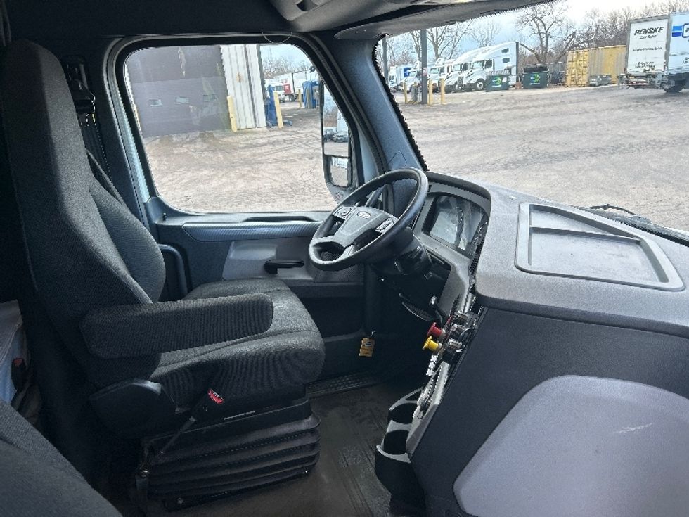 Sleeper Tractor-Heavy Duty Tractors-Freightliner-2019-T12664ST-Sturtevant-WI-479,686\n\t\tmiles-$ 48,000 - Image 15