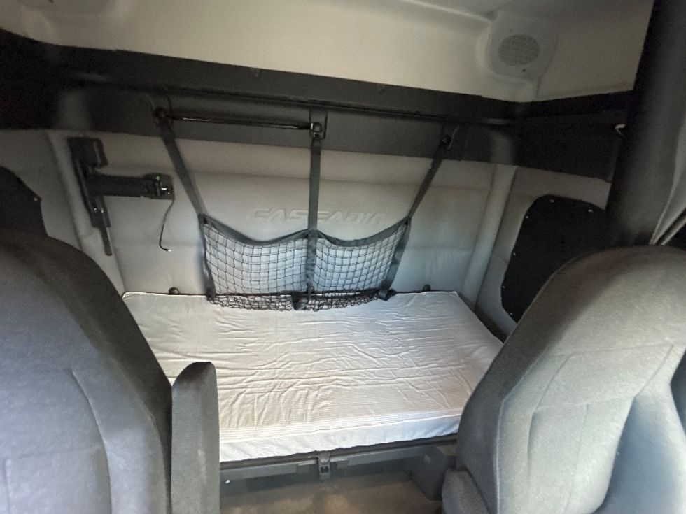 Sleeper Tractor-Heavy Duty Tractors-Freightliner-2019-T12664ST-Sturtevant-WI-479,686\n\t\tmiles-$ 48,000 - Image 16