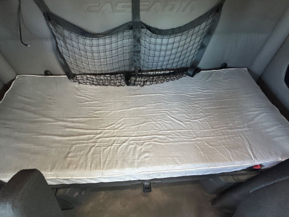 Sleeper Tractor-Heavy Duty Tractors-Freightliner-2019-T12664ST-Sturtevant-WI-479,686\n\t\tmiles-$ 48,000 - Image 17