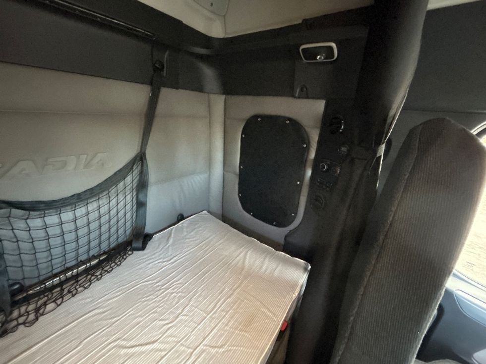 Sleeper Tractor-Heavy Duty Tractors-Freightliner-2019-T12664ST-Sturtevant-WI-479,686\n\t\tmiles-$ 48,000 - Image 18