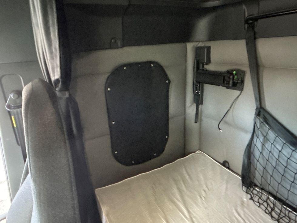 Sleeper Tractor-Heavy Duty Tractors-Freightliner-2019-T12664ST-Sturtevant-WI-479,686\n\t\tmiles-$ 48,000 - Image 19