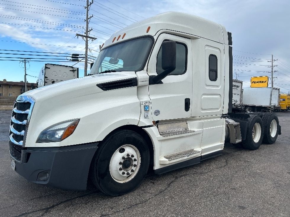 Sleeper Tractor-Heavy Duty Tractors-Freightliner-2019-T12664ST-Sturtevant-WI-479,686\n\t\tmiles-$ 48,000 - Image 3