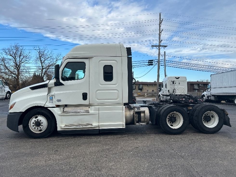 Sleeper Tractor-Heavy Duty Tractors-Freightliner-2019-T12664ST-Sturtevant-WI-479,686\n\t\tmiles-$ 48,000 - Image 4