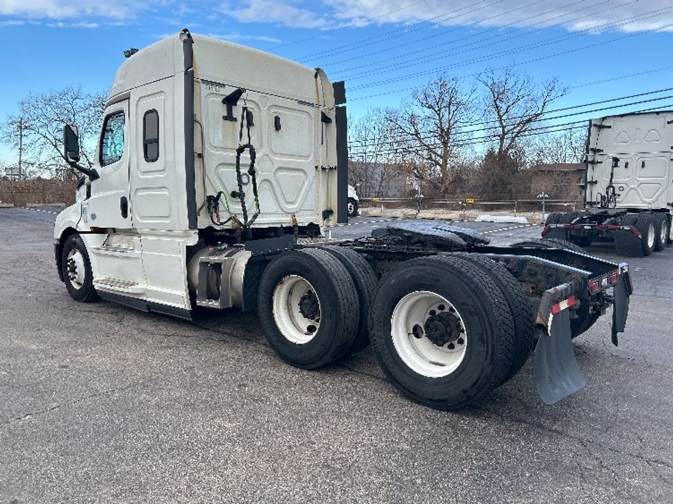 Sleeper Tractor-Heavy Duty Tractors-Freightliner-2019-T12664ST-Sturtevant-WI-479,686\n\t\tmiles-$ 48,000 - Image 5