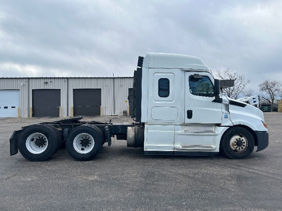 Sleeper Tractor-Heavy Duty Tractors-Freightliner-2019-T12664ST-Sturtevant-WI-479,686\n\t\tmiles-$ 48,000 - Image 8