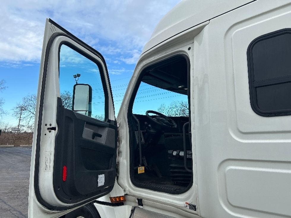 Sleeper Tractor-Heavy Duty Tractors-Freightliner-2019-T12664ST-Sturtevant-WI-479,686\n\t\tmiles-$ 48,000 - Image 9