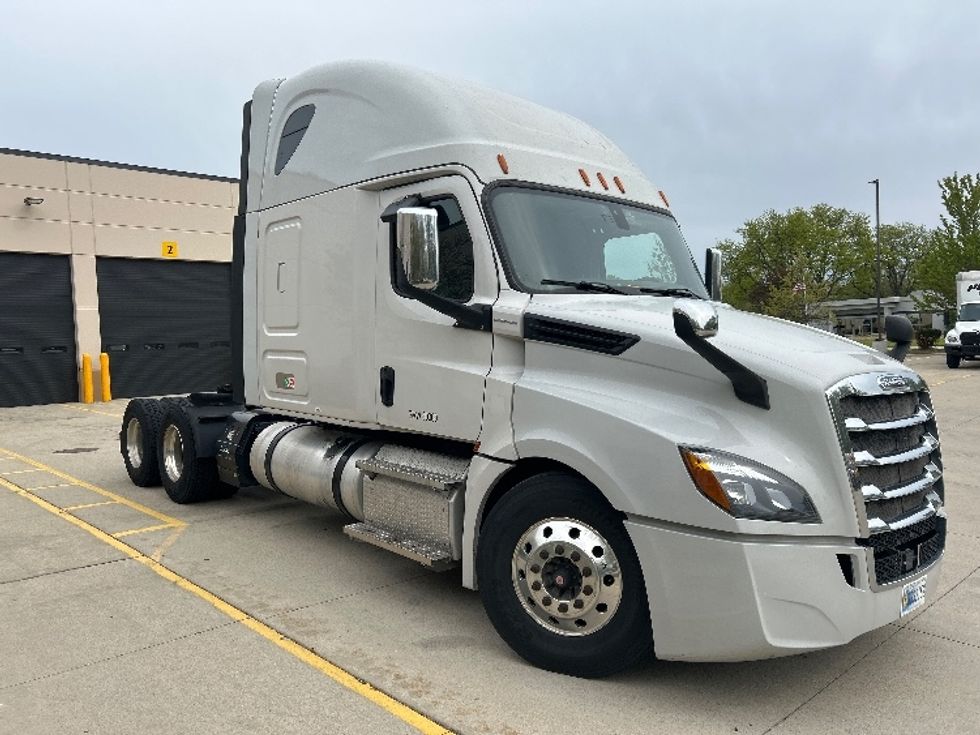 Sleeper Tractor-Heavy Duty Tractors-Freightliner-2019-T12664ST-Sturtevant-WI-513,333\n\t\tmiles-$ 63,000 - Image 1