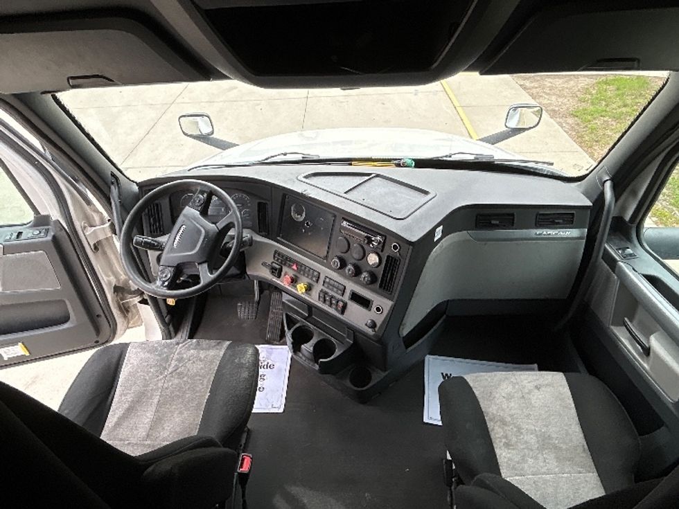 Sleeper Tractor-Heavy Duty Tractors-Freightliner-2019-T12664ST-Sturtevant-WI-513,333\n\t\tmiles-$ 63,000 - Image 12