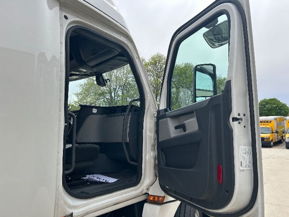 Sleeper Tractor-Heavy Duty Tractors-Freightliner-2019-T12664ST-Sturtevant-WI-513,333\n\t\tmiles-$ 63,000 - Image 13
