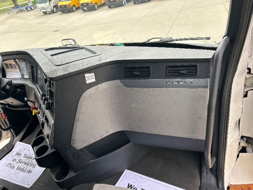 Sleeper Tractor-Heavy Duty Tractors-Freightliner-2019-T12664ST-Sturtevant-WI-513,333\n\t\tmiles-$ 63,000 - Image 14
