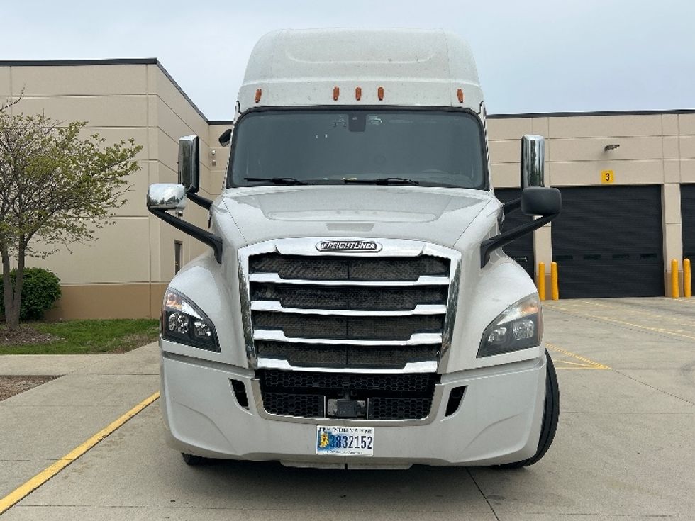 Sleeper Tractor-Heavy Duty Tractors-Freightliner-2019-T12664ST-Sturtevant-WI-513,333\n\t\tmiles-$ 63,000 - Image 2