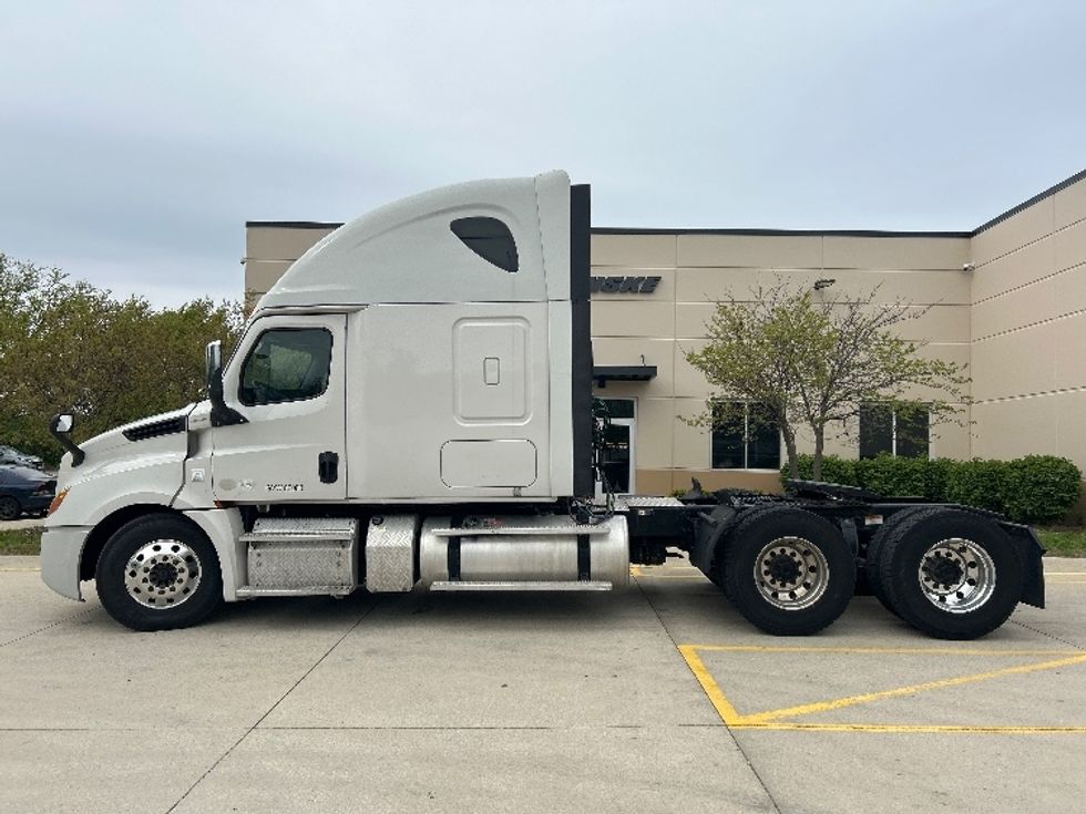 Sleeper Tractor-Heavy Duty Tractors-Freightliner-2019-T12664ST-Sturtevant-WI-513,333\n\t\tmiles-$ 63,000 - Image 4