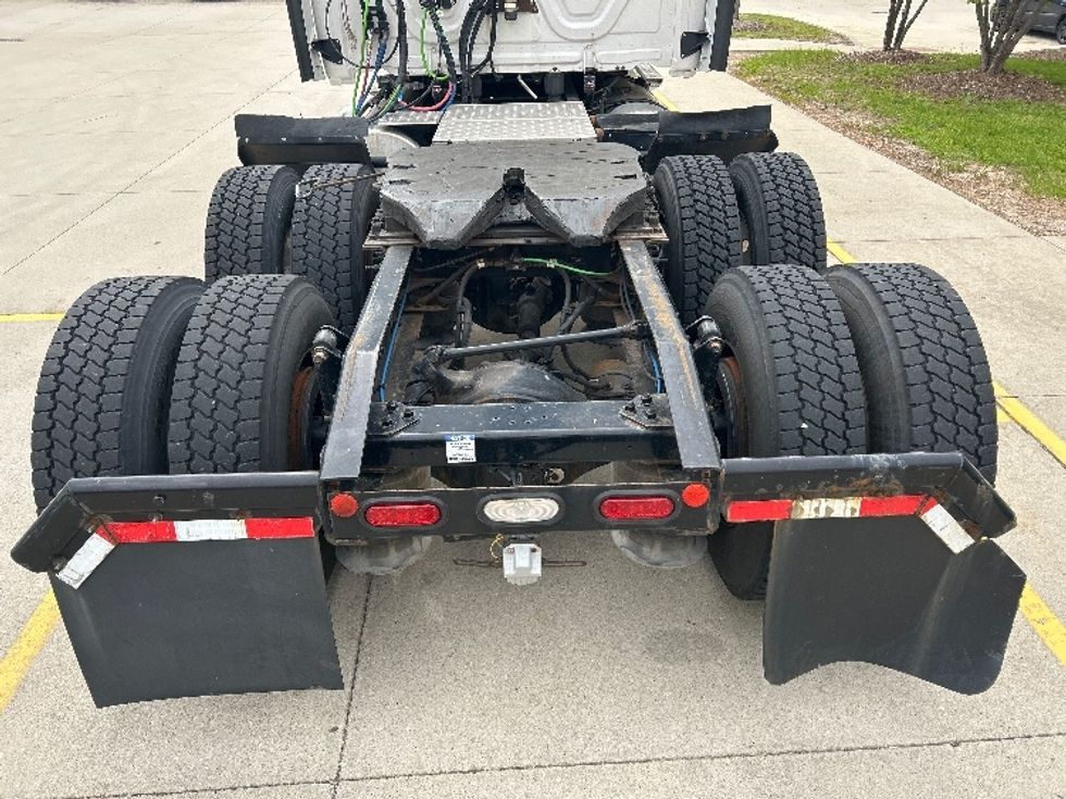 Sleeper Tractor-Heavy Duty Tractors-Freightliner-2019-T12664ST-Sturtevant-WI-513,333\n\t\tmiles-$ 63,000 - Image 6