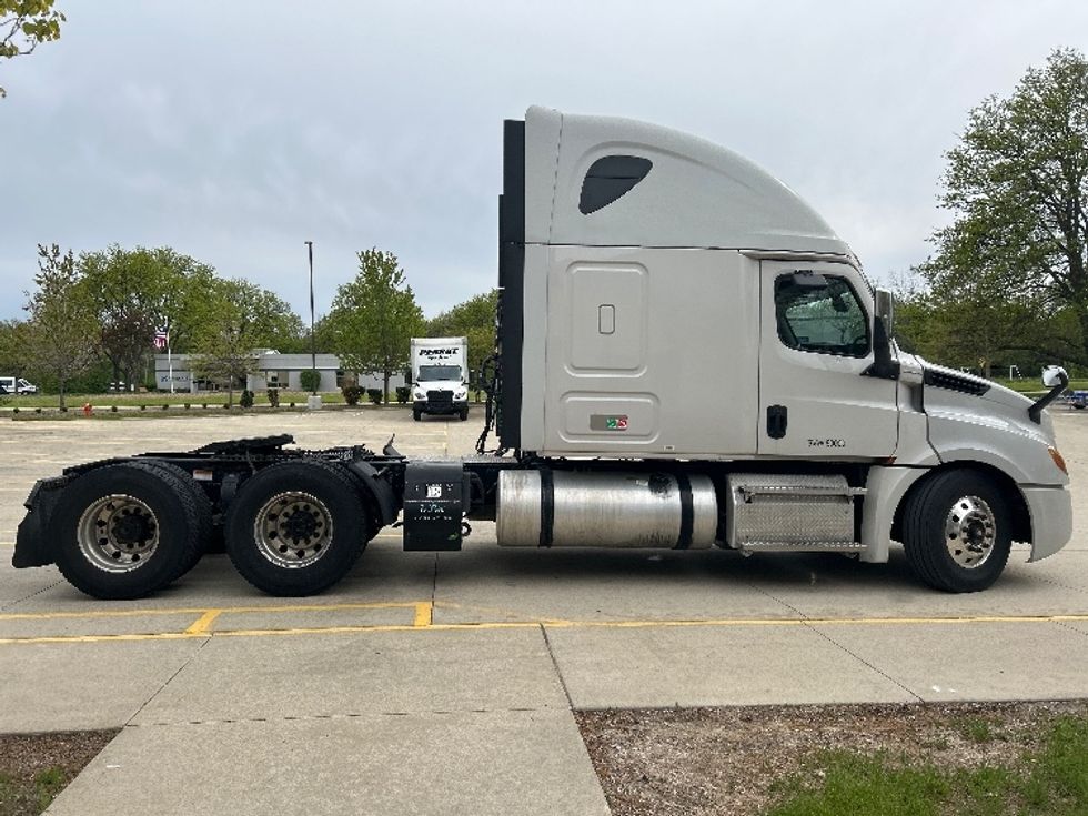 Sleeper Tractor-Heavy Duty Tractors-Freightliner-2019-T12664ST-Sturtevant-WI-513,333\n\t\tmiles-$ 63,000 - Image 8