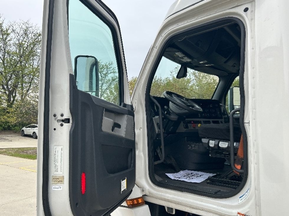 Sleeper Tractor-Heavy Duty Tractors-Freightliner-2019-T12664ST-Sturtevant-WI-513,333\n\t\tmiles-$ 63,000 - Image 9