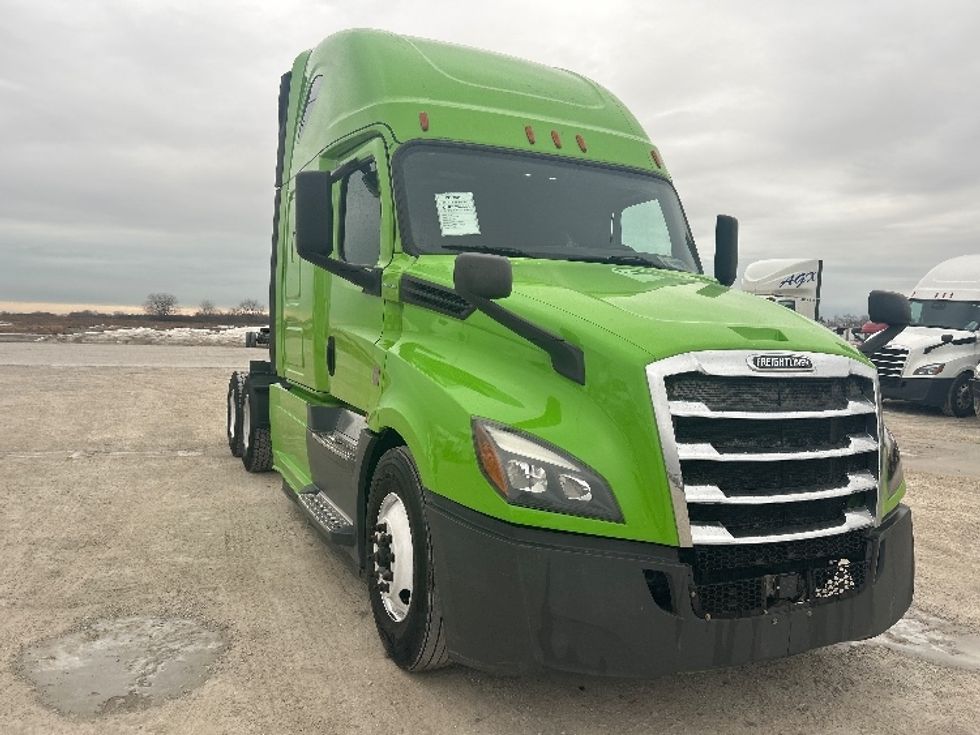 Sleeper Tractor-Heavy Duty Tractors-Freightliner-2019-T12664ST-Sturtevant-WI-555,652\n\t\tmiles-$ 49,500 - Image 1