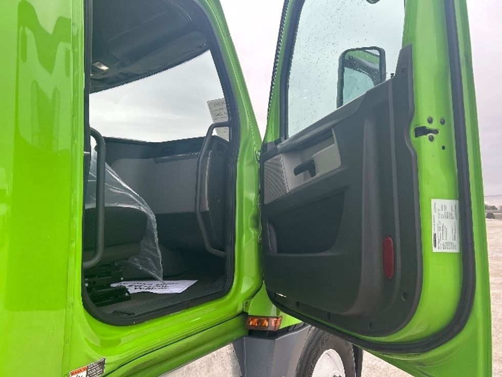 Sleeper Tractor-Heavy Duty Tractors-Freightliner-2019-T12664ST-Sturtevant-WI-555,652\n\t\tmiles-$ 49,500 - Image 13