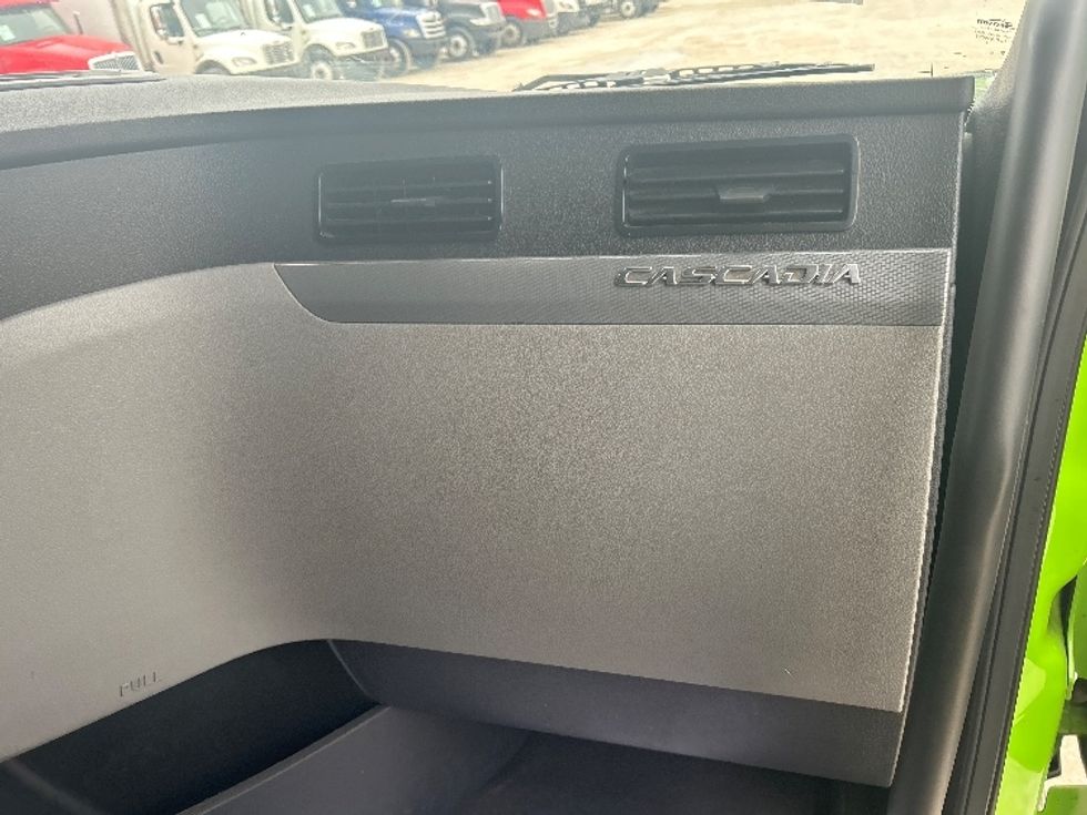 Sleeper Tractor-Heavy Duty Tractors-Freightliner-2019-T12664ST-Sturtevant-WI-555,652\n\t\tmiles-$ 49,500 - Image 14